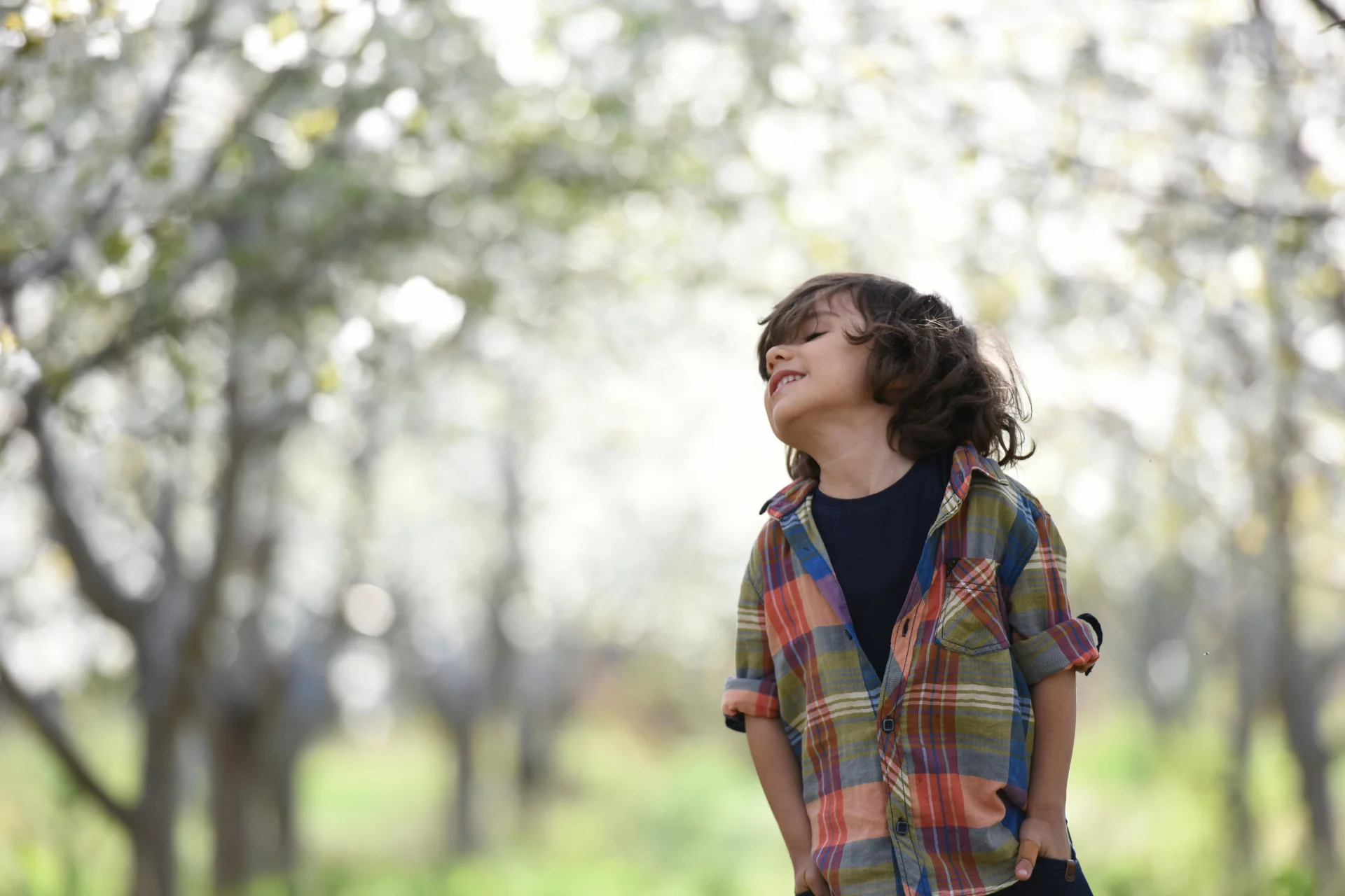 Un enfant heureux respirant profondément dans la nature