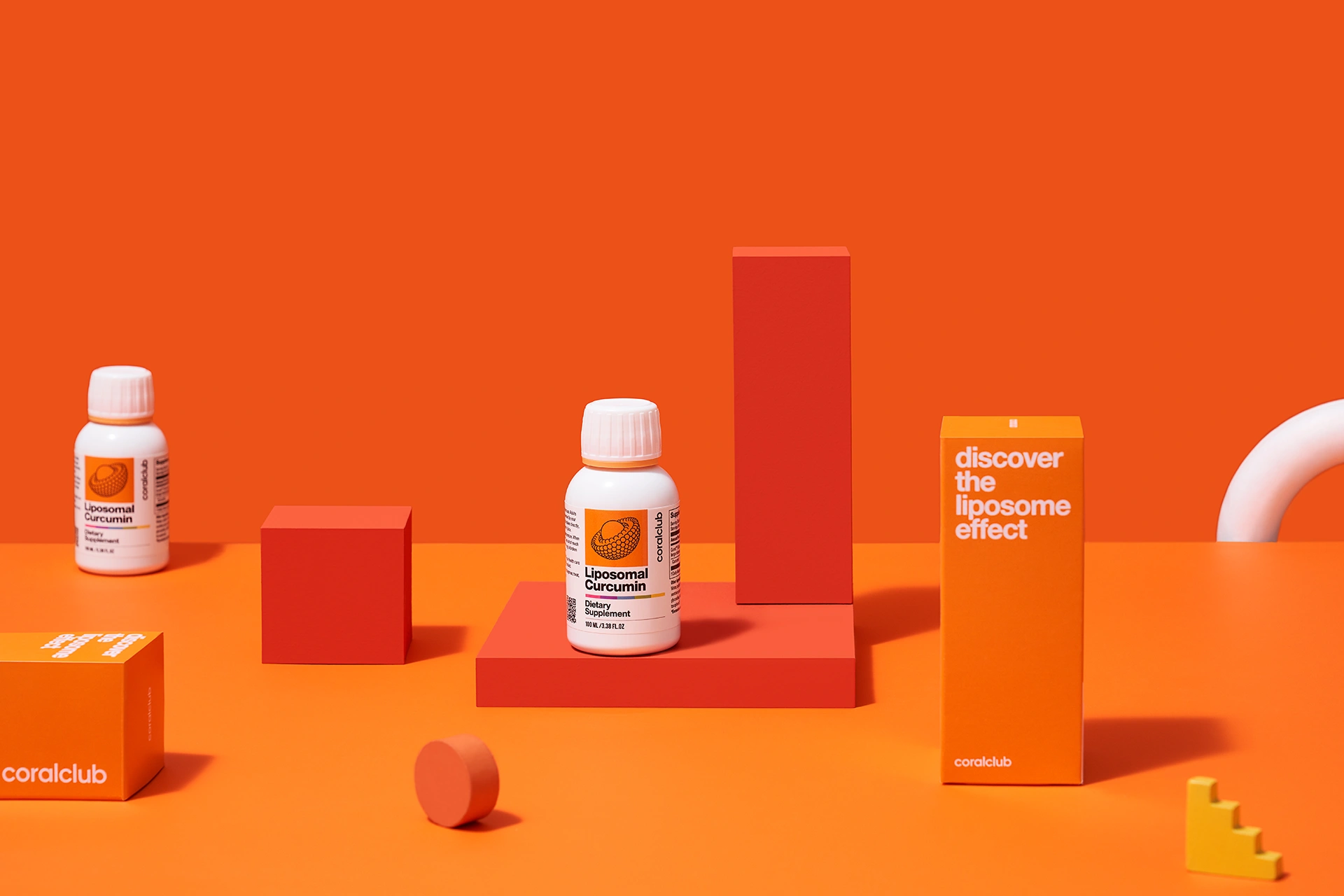 Флакон Liposomal Curcumin на фоне свежего корня куркумы