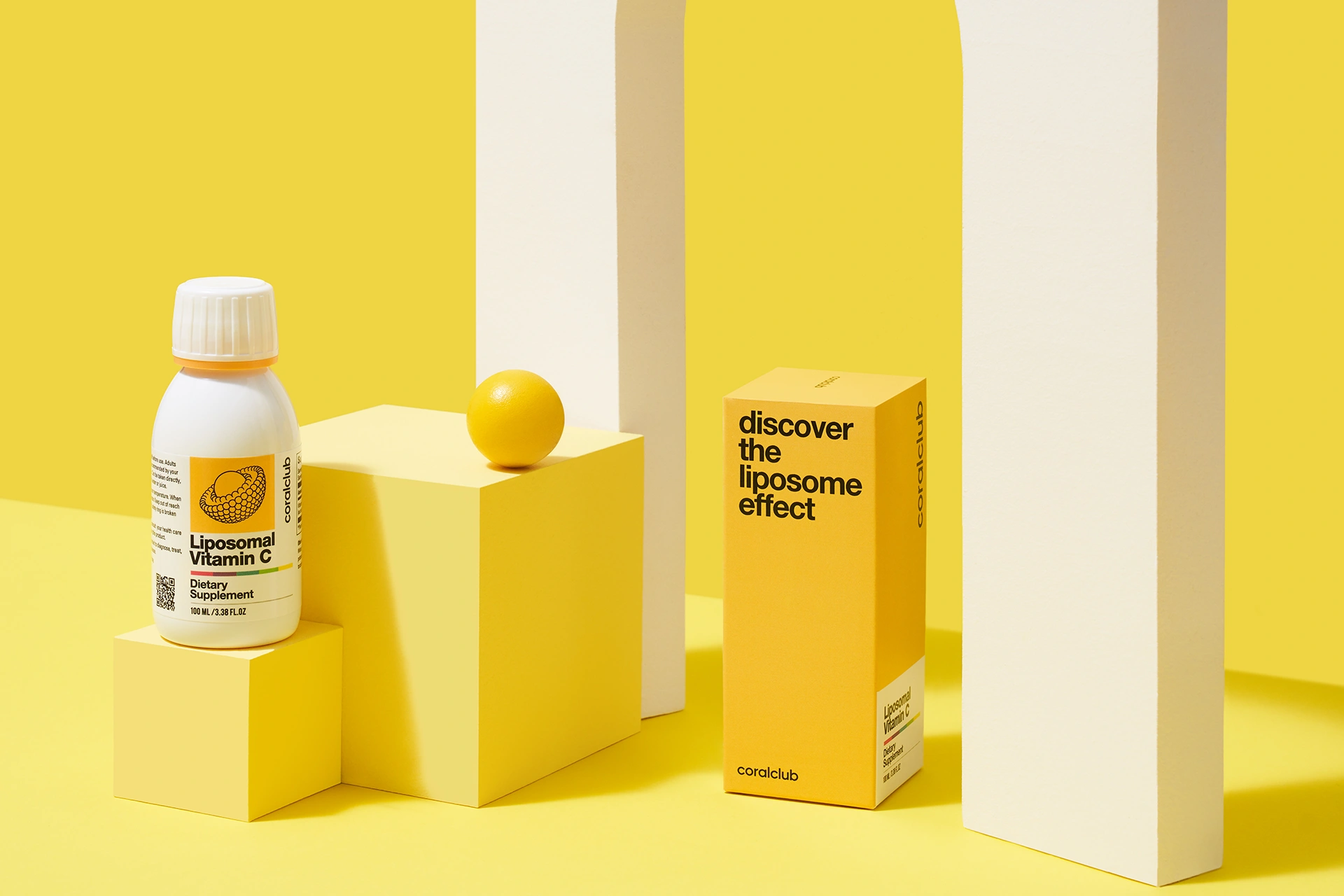 Флакон премиального нутрицевтика Liposomal Vitamin C в элегантном лайфстайл-окружении
