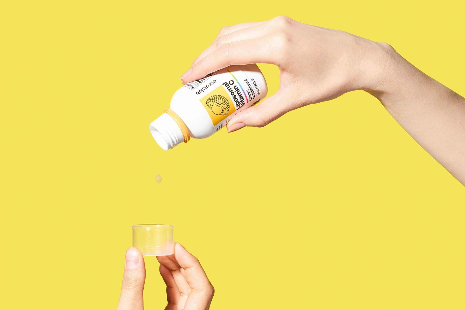 Процесс бережного дозирования жидкой формы продукта Liposomal Vitamin C