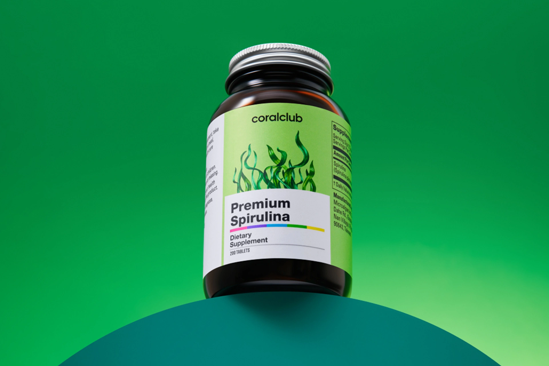 Удобный формат таблеток Premium Spirulina рядом со свежими зелеными суперфудами