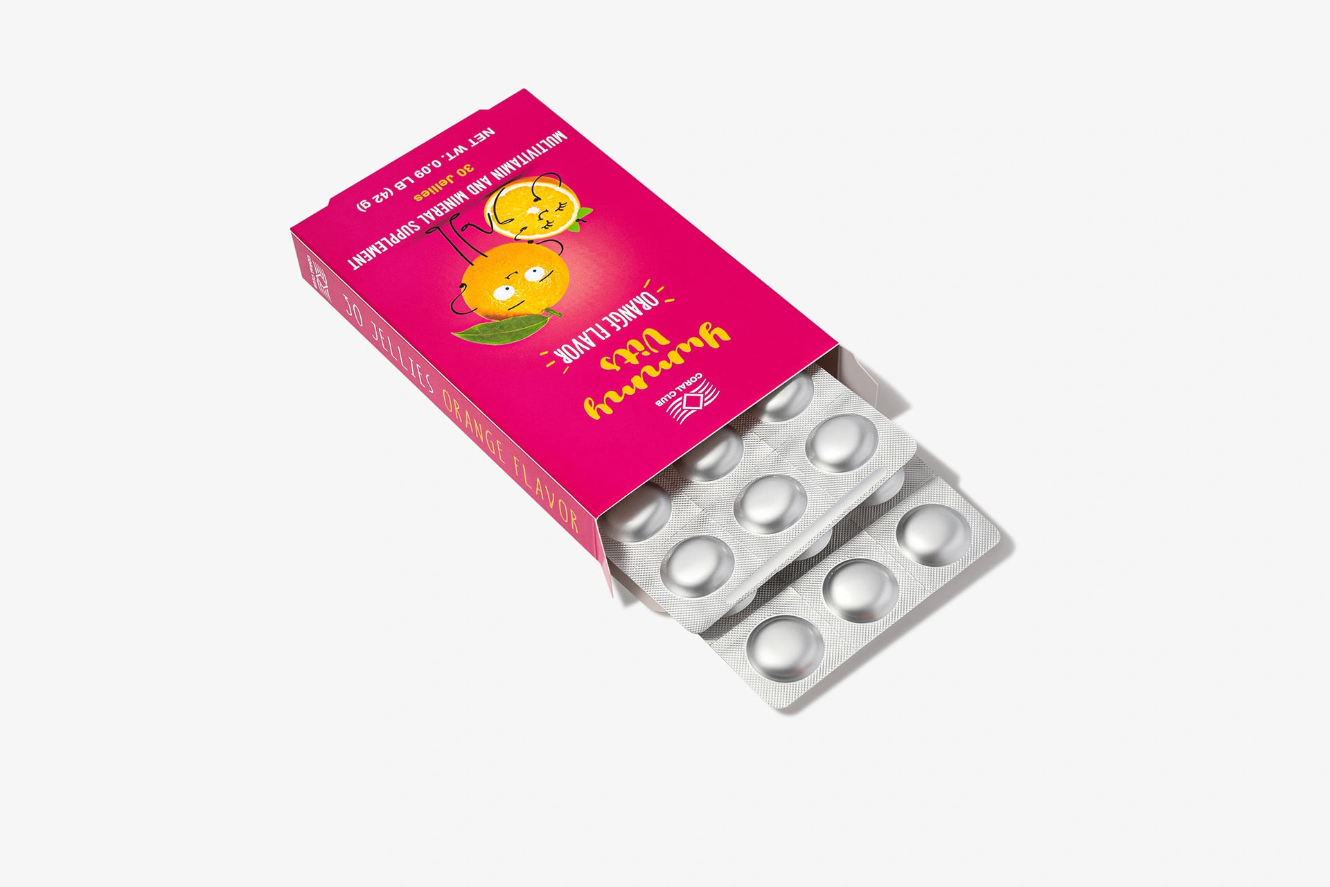 Жевательные витамины Yummy Vits Orange в детских руках на фоне здорового утреннего завтрака