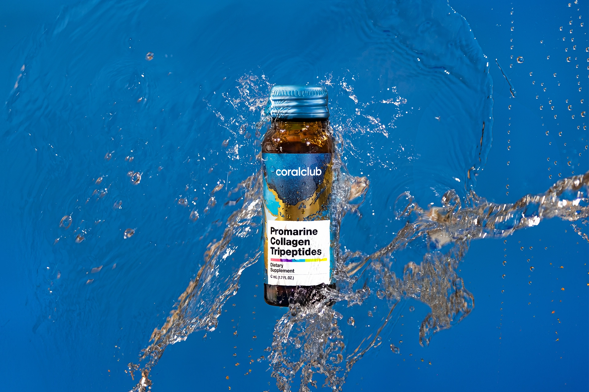Un flacon de sticlă al complexului Promarine Collagen Tripeptides scufundat în apă pură