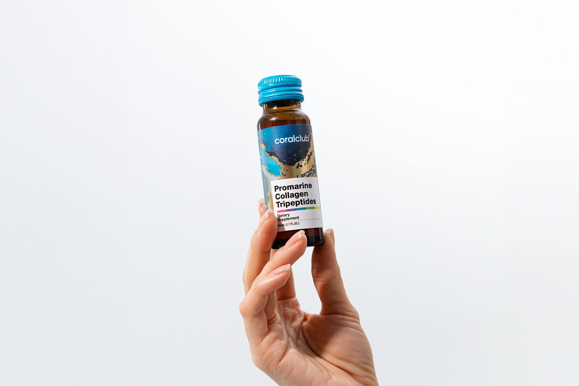 Prezentare elegantă: flacon de Promarine Collagen Tripeptides în mână pe fondul luminii dimineții
