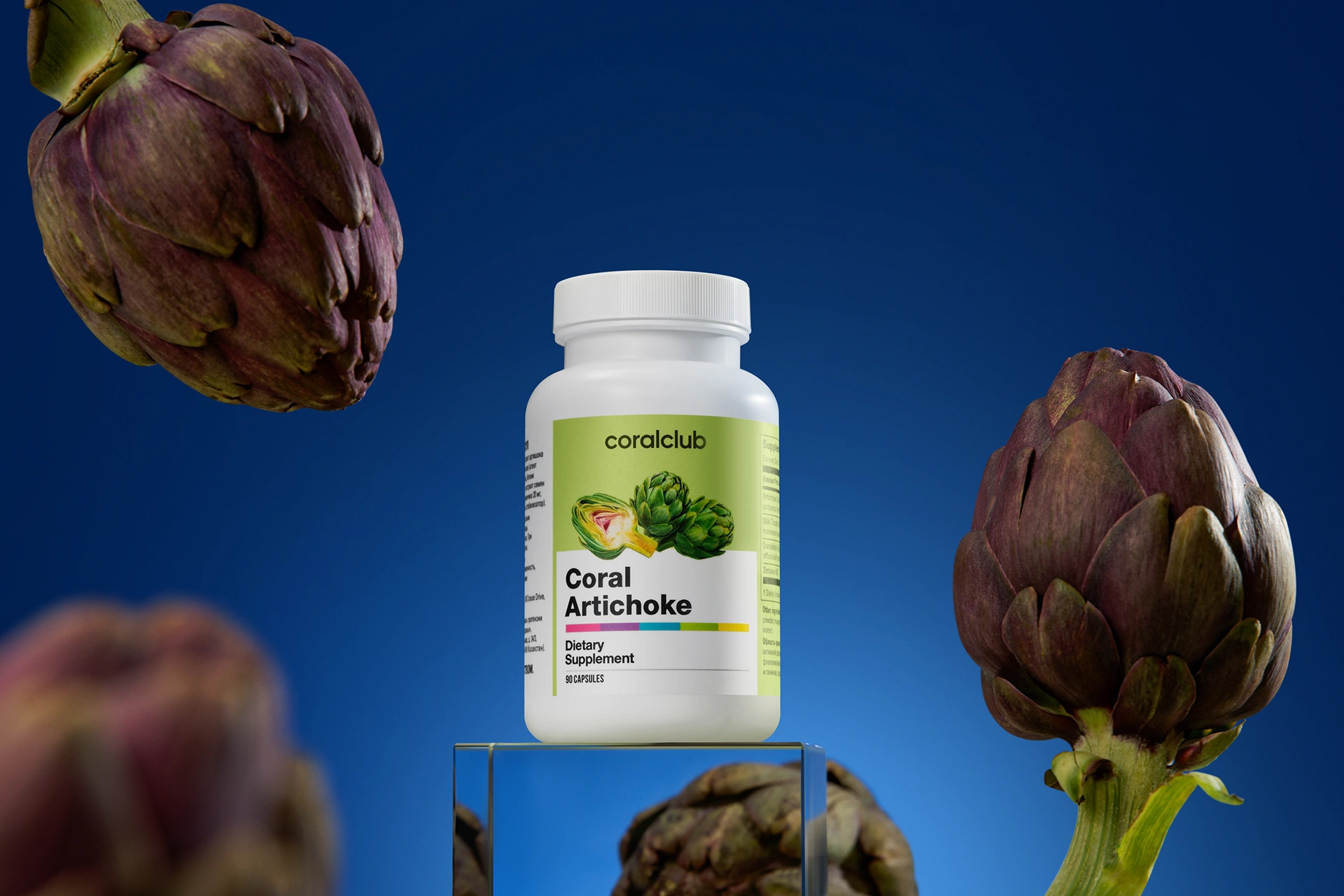 Баночка комплекса Coral Artichoke на фоне свежих растительных ингредиентов и зелени