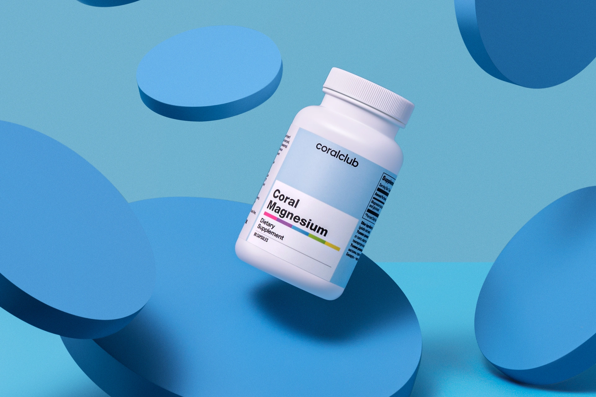 Удобный формат капсул Coral Magnesium на фоне элементов спокойного отдыха