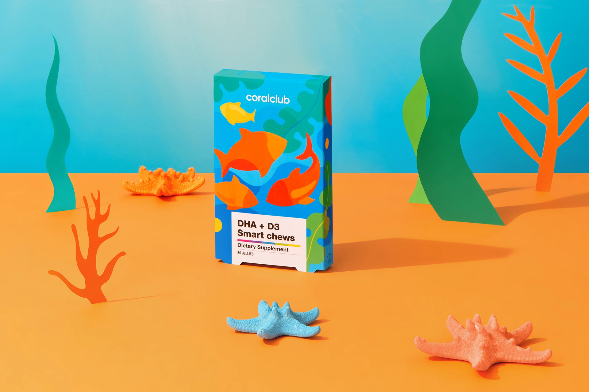Жевательная пастилка DHA+D3 Smart Chews на фоне свежих цитрусовых и детской книги